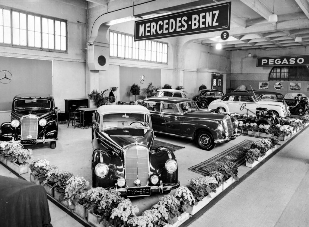 El rojo más codiciado de Alemania: El Mercedes-Benz 300 que detiene el tiempo Imagen del Mercedes-Benz 300 en el Salón del automóvil de Ginebra, en 1952.