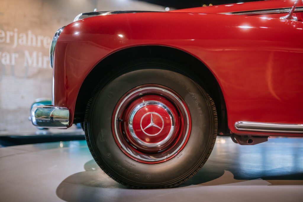 El rojo más codiciado de Alemania: El Mercedes-Benz 300 que detiene el tiempo Imagen que muestra la parte delantera frontal de los detalles de la rueda del Mercedes-Benz 300