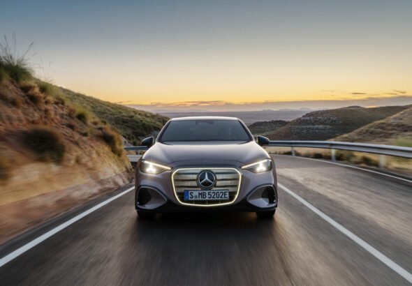 Imagen del nuevo Mercedes-Benz Clase C eléctrico. Vista frontal por carretera