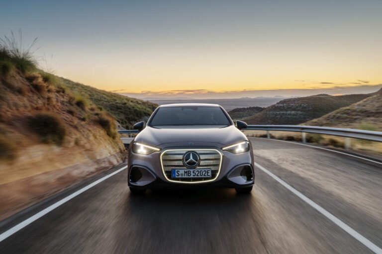 Nuevo Mercedes-Benz Clase C eléctrico: hasta 762 kilómetros de autonomía y tecnología de 800 voltios Imagen del nuevo Mercedes-Benz Clase C eléctrico. Vista frontal por carretera