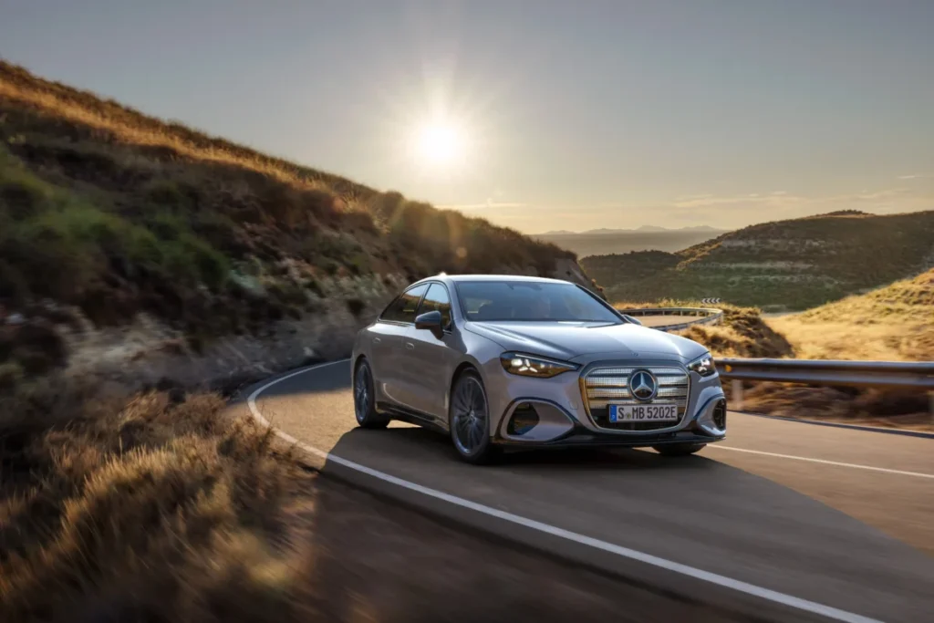 Nuevo Mercedes-Benz Clase C eléctrico: hasta 762 kilómetros de autonomía y tecnología de 800 voltios Imagen del nuevo Mercedes-Benz Clase C eléctrico lateral y frontal circulando por carretera