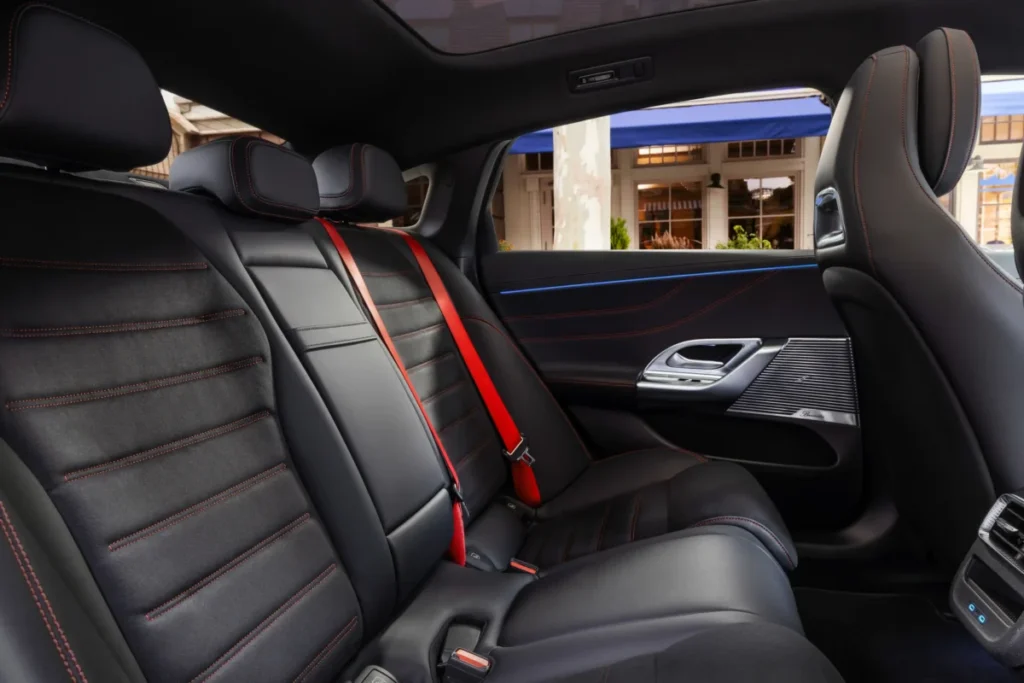 Nuevo Mercedes-Benz Clase C eléctrico: hasta 762 kilómetros de autonomía y tecnología de 800 voltios Imagen del interior de los asientos traseros del nuevo Mercedes-Benz Clase C eléctrico