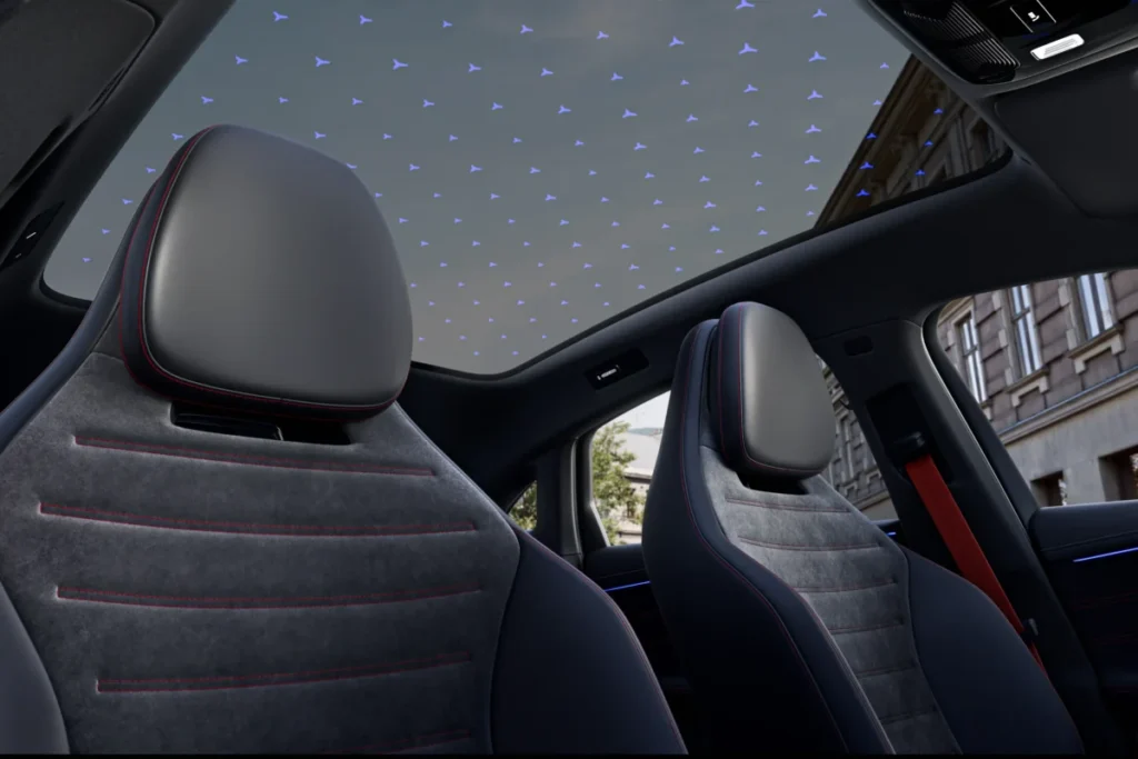 Nuevo Mercedes-Benz Clase C eléctrico: hasta 762 kilómetros de autonomía y tecnología de 800 voltios Imagen del interior techo del nuevo Mercedes-Benz Clase C eléctrico de 2026