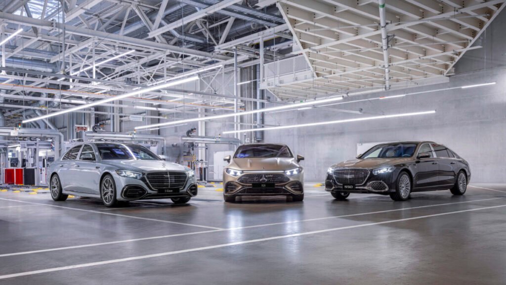 Tres joyas, una fábrica: El despliegue de lujo de Mercedes-Benz en Sindelfingen Imagen de la fábrica 56 de Mercedes-Benz con el Maybach Clase S- , el mercedes EQS y el renovado Clase S