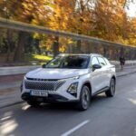 Imagen del exterior del nuevo OMODA 5 SHS de color blanco circulando por una carretera