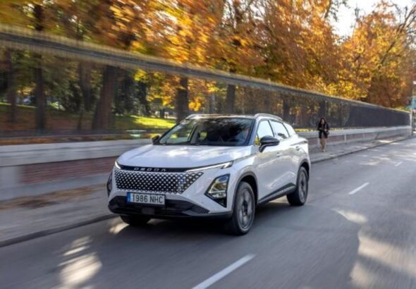 Imagen del exterior del nuevo OMODA 5 SHS de color blanco circulando por una carretera