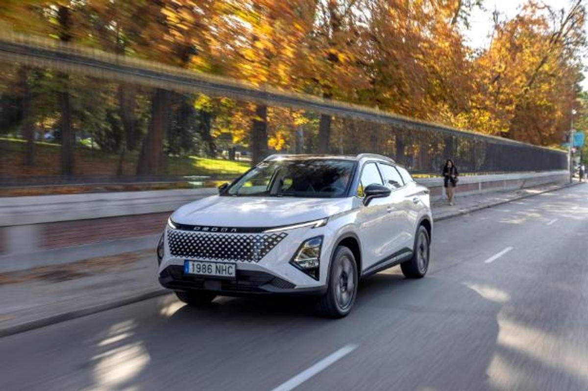 Imagen del exterior del nuevo OMODA 5 SHS de color blanco circulando por una carretera