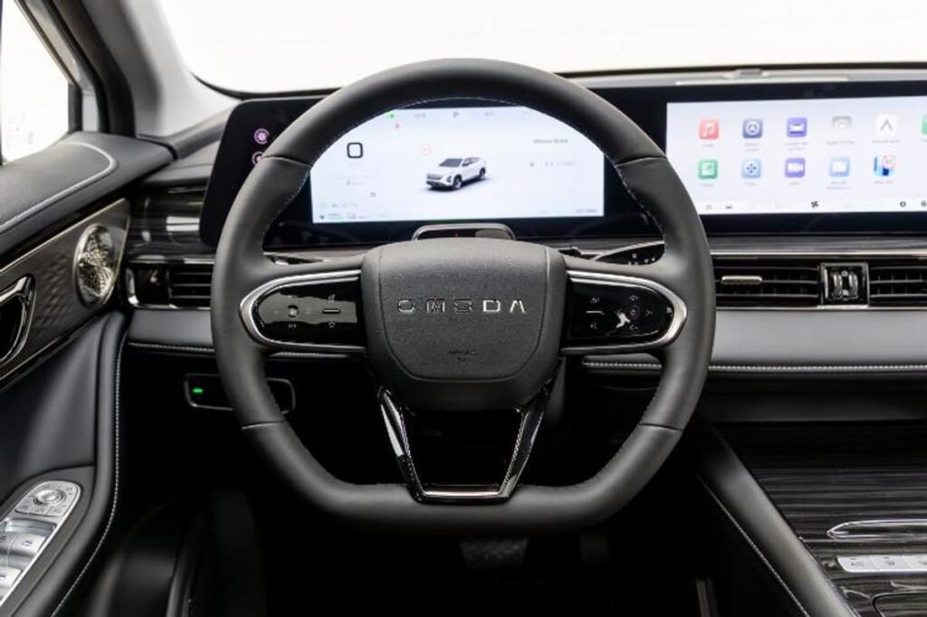 El coche que "ve" mejor que tú: el OMODA 5 SHS-H Imagen del volante y pantalla del conductor del nuevo OMODA 5 SHS de 2026