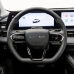 Imagen del volante y pantalla del conductor del nuevo OMODA 5 SHS de 2026