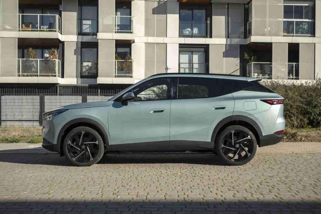 ¿Qué secretos esconde el OMODA 7 SHS? Imagen del exterior lateral del nuevo OMODA 7 SHS de día aparcado 2026