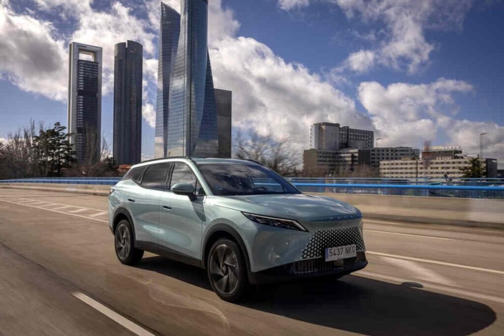 ¿Qué secretos esconde el OMODA 7 SHS? Imagen del nuevo OMODA 7 SHS de 2026 circulando por carretera