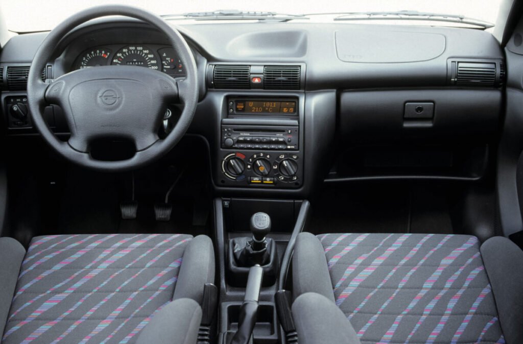 Del éxito de los 90 al rayo eléctrico: El viaje épico del Opel Astra Imagen del Opel Astra 1991 , vista del interior salpicadero con asientos de conductor y acompañante