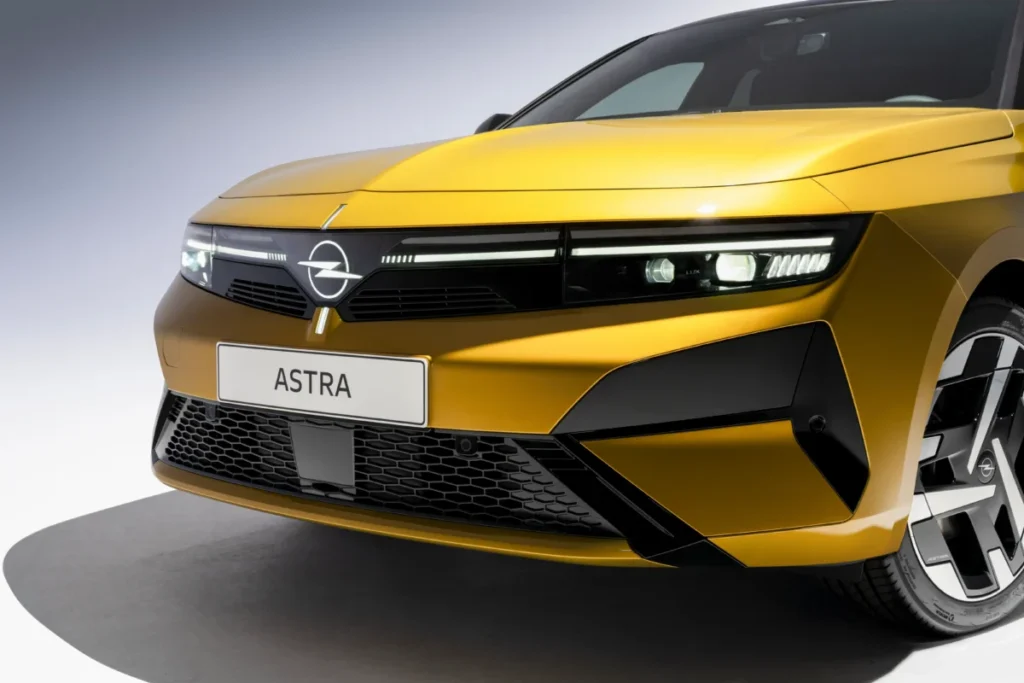 Del éxito de los 90 al rayo eléctrico: El viaje épico del Opel Astra Imagen del nuevo Opel Astra 2026 frontal amarillo