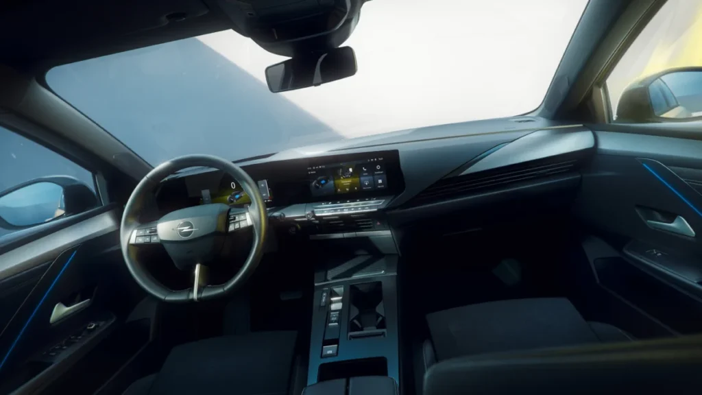 Del éxito de los 90 al rayo eléctrico: El viaje épico del Opel Astra Imagen del nuevo Opel Astra de 2026 del salpicadero y asientos delanteros