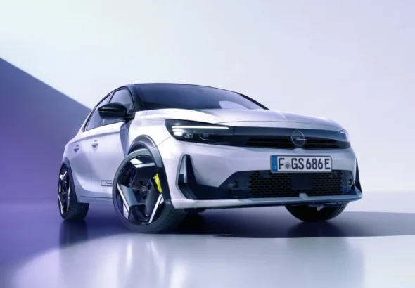 Imagen del exterior del nuevo Opel Corsa GSE de 2026 con vistas al frontal y parte del lateral de color blanco.