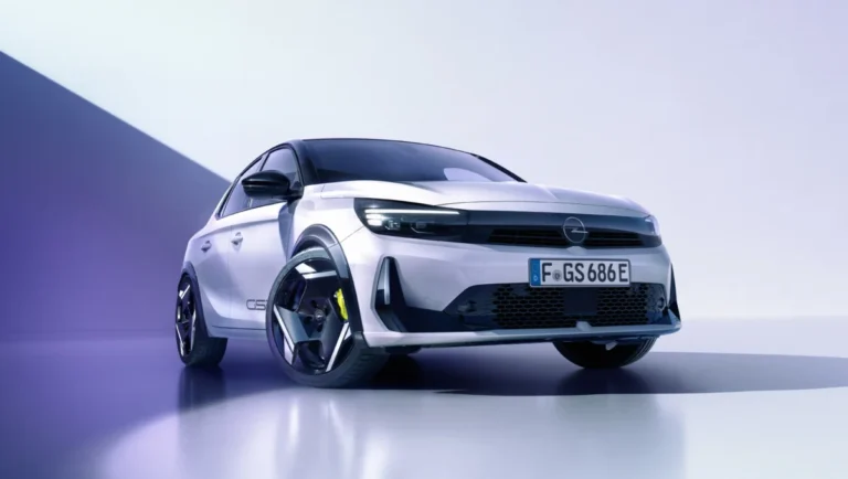 Imagen del exterior del nuevo Opel Corsa GSE de 2026 con vistas al frontal y parte del lateral de color blanco.