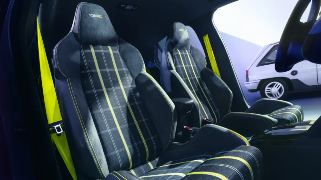 Opel Corsa GSE 2026: 281 CV y aceleración de 0 a 100 km/h en 5,5 segundos para el deportivo eléctrico Imagen del interior del nuevo Opel Corsa GSE de 2026. Asientos de conductos y acompañante.