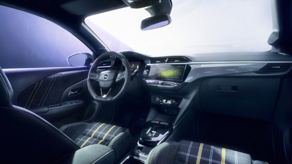 Opel Corsa GSE 2026: 281 CV y aceleración de 0 a 100 km/h en 5,5 segundos para el deportivo eléctrico Imagen del interior del nuevo Opel Corsa GSE de 2026 con vistas al salpicadero, volante, asiento conductor y acompañante.