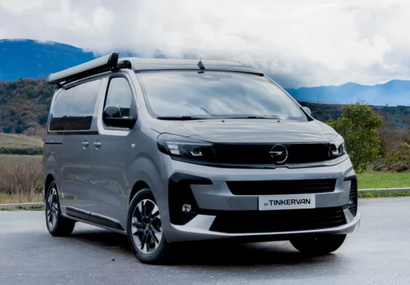 Imagen que muestra el nuevo Opel Zafira exterior frontal aparcado en un parking