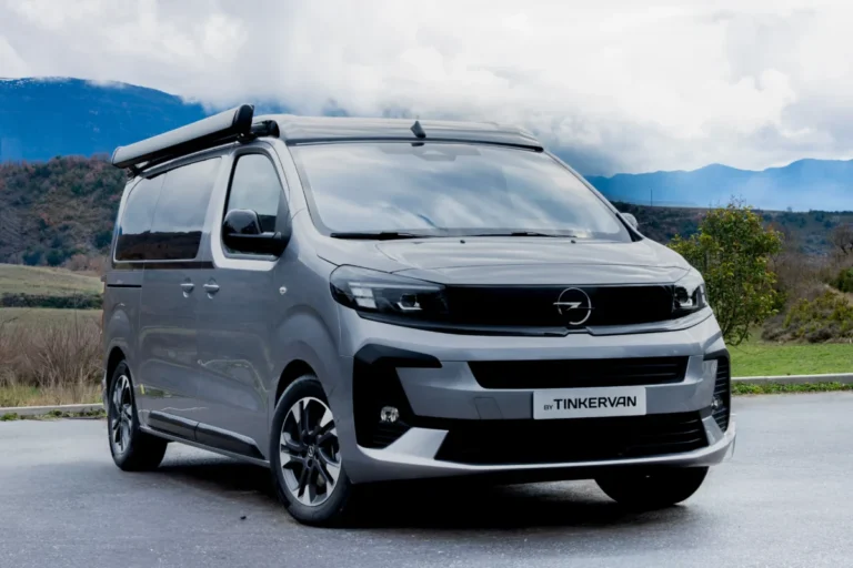 Imagen que muestra el nuevo Opel Zafira exterior frontal aparcado en un parking