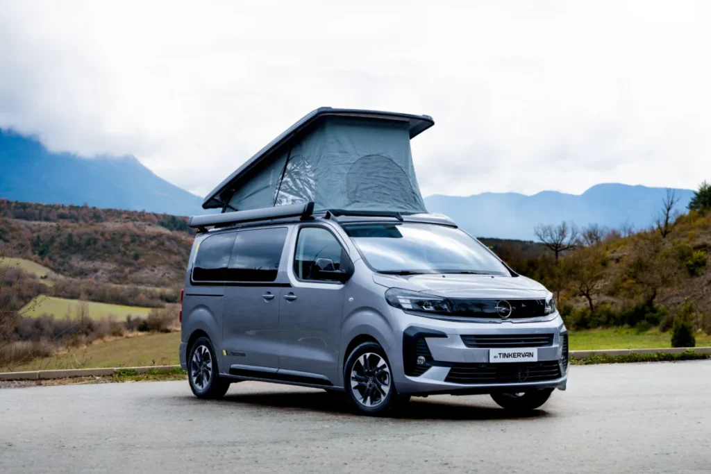 ¿Tu casa o tu coche? La libertad total del nuevo Opel Zafira de Tinkervan Imagen que muestra el nuevo Opel Zafira 2026 exterior con vistas al frontal y lateral con el techo abierto.