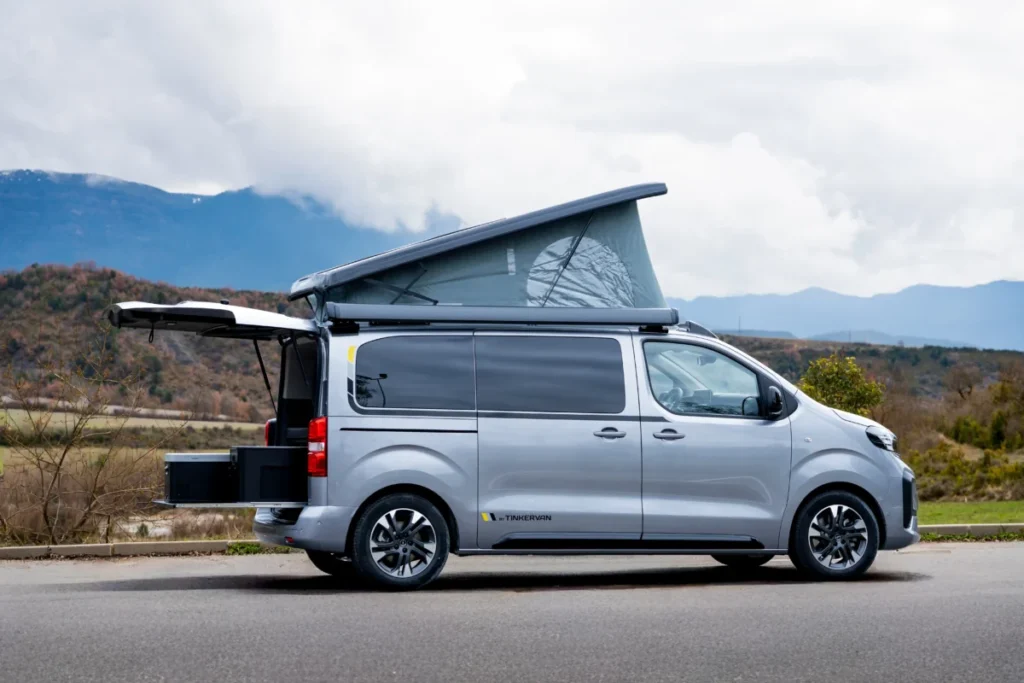 ¿Tu casa o tu coche? La libertad total del nuevo Opel Zafira de Tinkervan Nuevo Opel Zafira 2026 vista exterior de lateral con las puertas traseras abiertas y el techo levantado