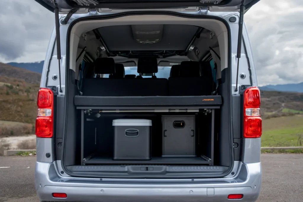 ¿Tu casa o tu coche? La libertad total del nuevo Opel Zafira de Tinkervan Imagen del maletero del nuevo Opel Zafira de 2026 equipado con la puerta trasera abierta