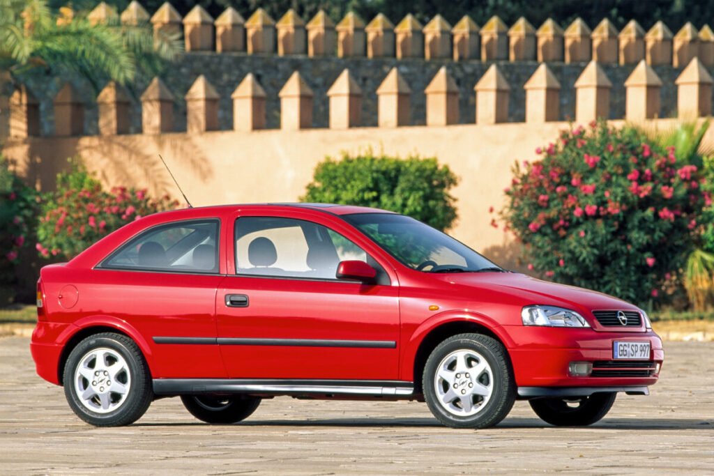 Del éxito de los 90 al rayo eléctrico: El viaje épico del Opel Astra Del éxito de los 90 al rayo eléctrico: El viaje épico del Opel Astra