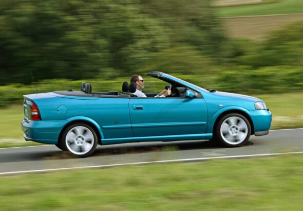 Vista del Opel Astra G cabrio circulando por carretera