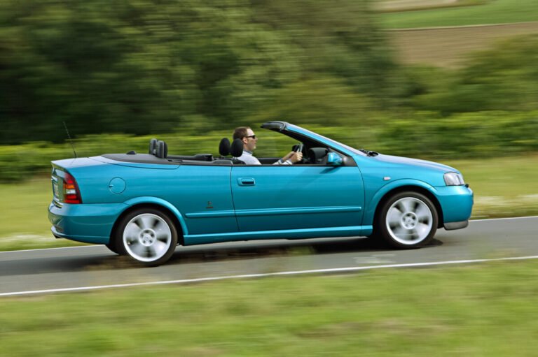 Vista del Opel Astra G cabrio circulando por carretera
