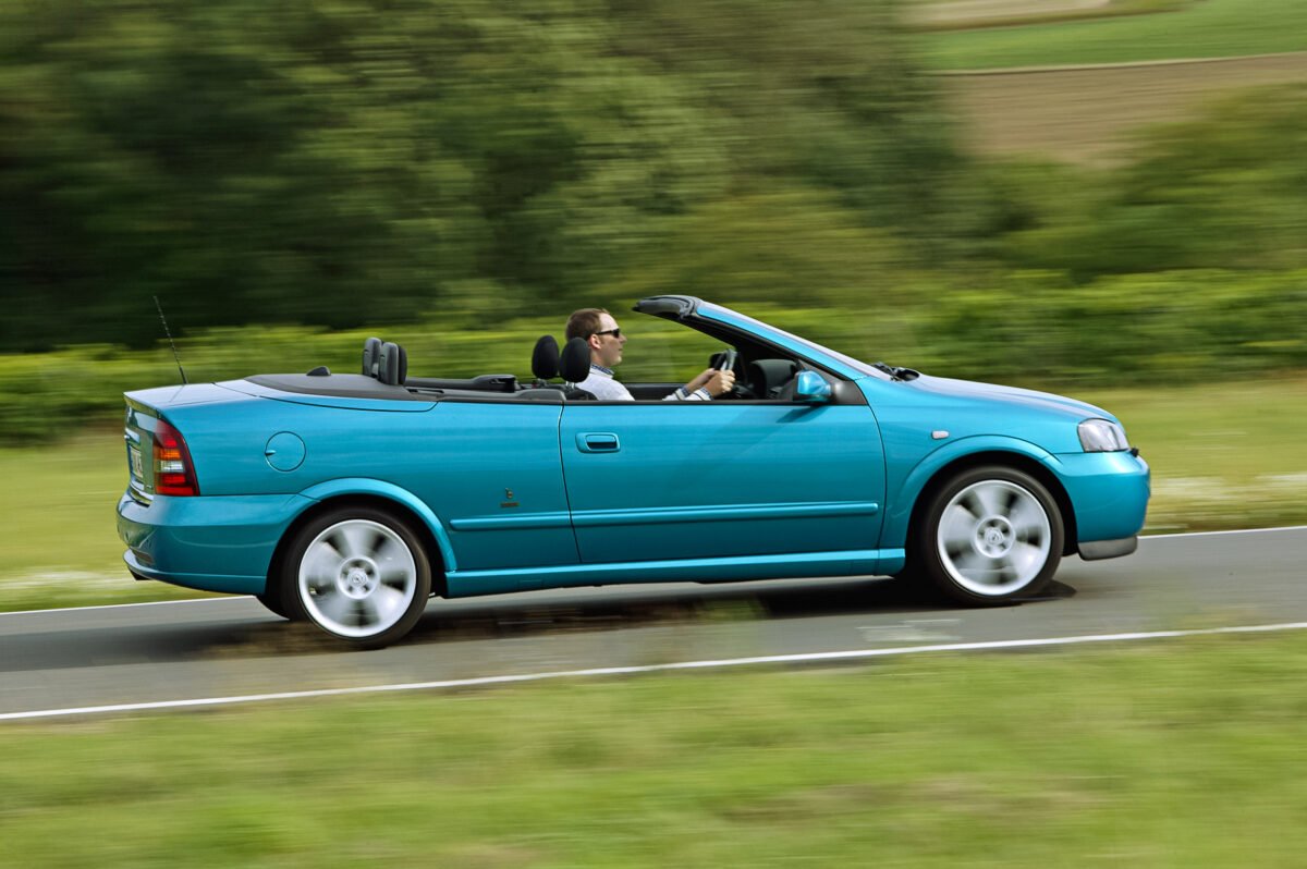 Vista del Opel Astra G cabrio circulando por carretera