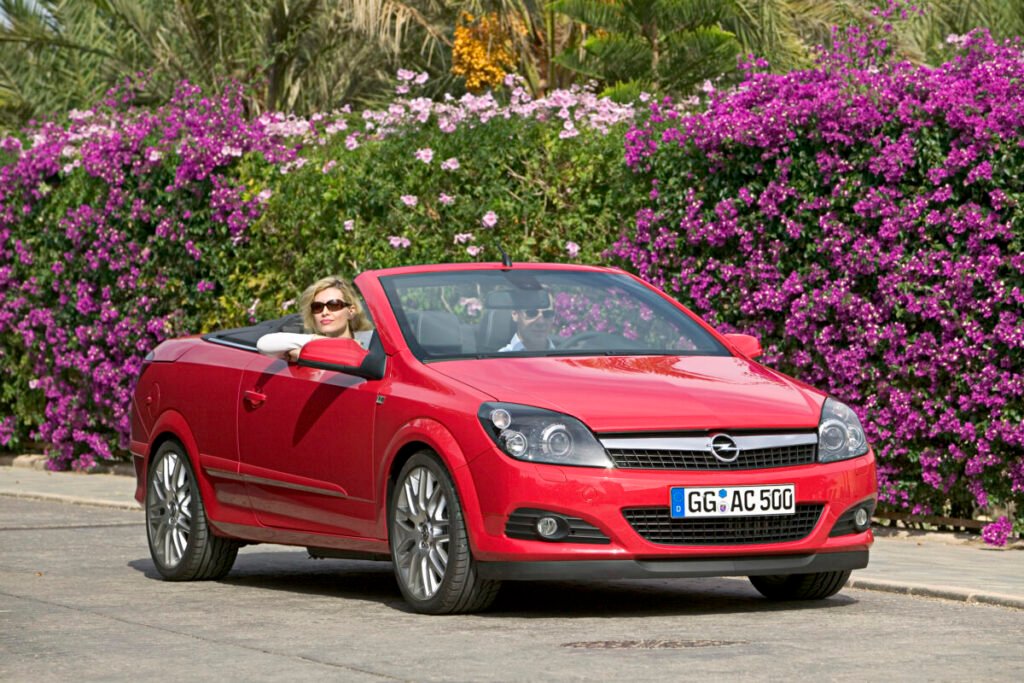 Del éxito de los 90 al rayo eléctrico: El viaje épico del Opel Astra Imagen del Opel Astra H Cabrio de color rojo circulando