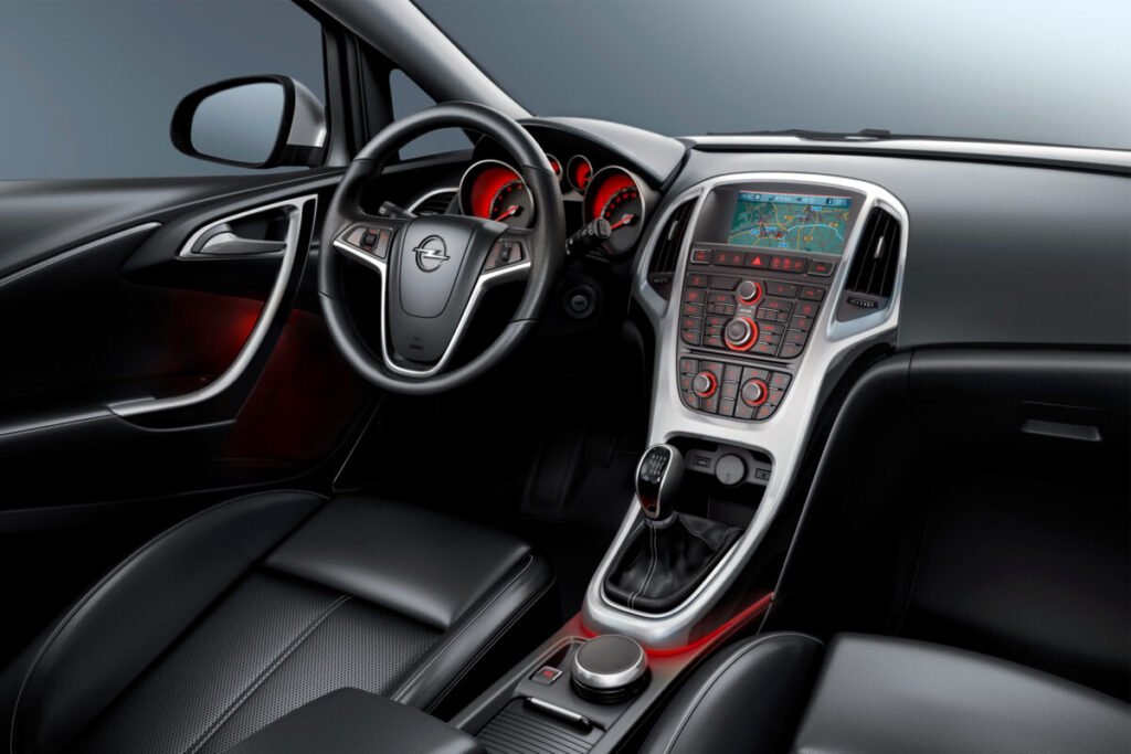 Del éxito de los 90 al rayo eléctrico: El viaje épico del Opel Astra Imagen del salpicadero del coche Opel Astra J con vistas volante conductor y asientos delanteros.