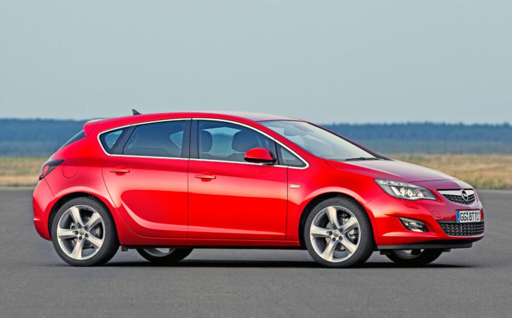 Del éxito de los 90 al rayo eléctrico: El viaje épico del Opel Astra Del éxito de los 90 al rayo eléctrico: El viaje épico del Opel Astra