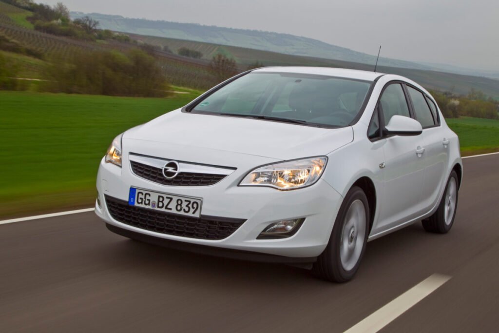Del éxito de los 90 al rayo eléctrico: El viaje épico del Opel Astra Del éxito de los 90 al rayo eléctrico: El viaje épico del Opel Astra