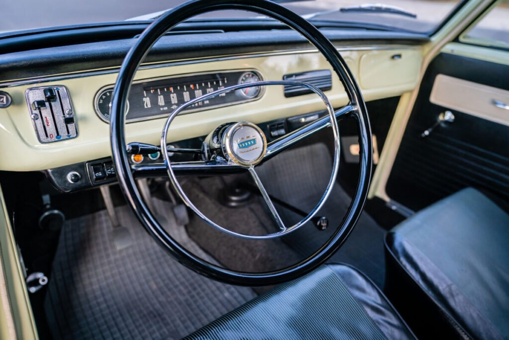 El coche que puso a rodar a un país: La legendaria saga del Opel Kadett Imagen del interior del Opel Kadett A 1962 Caraval vista del volante y asientos delanteros