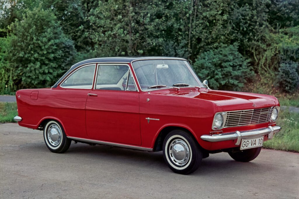 El coche que puso a rodar a un país: La legendaria saga del Opel Kadett Imagen exterior del Opel Kadett A 1963 de color rojo