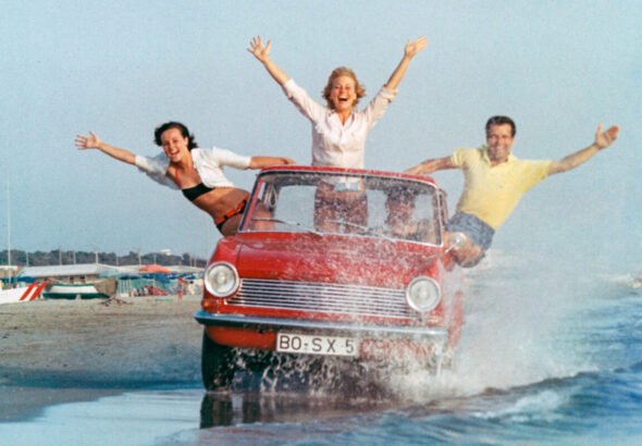 Imagen del Opel Kadett A 1962 exterior circulando por la orilla de la playa