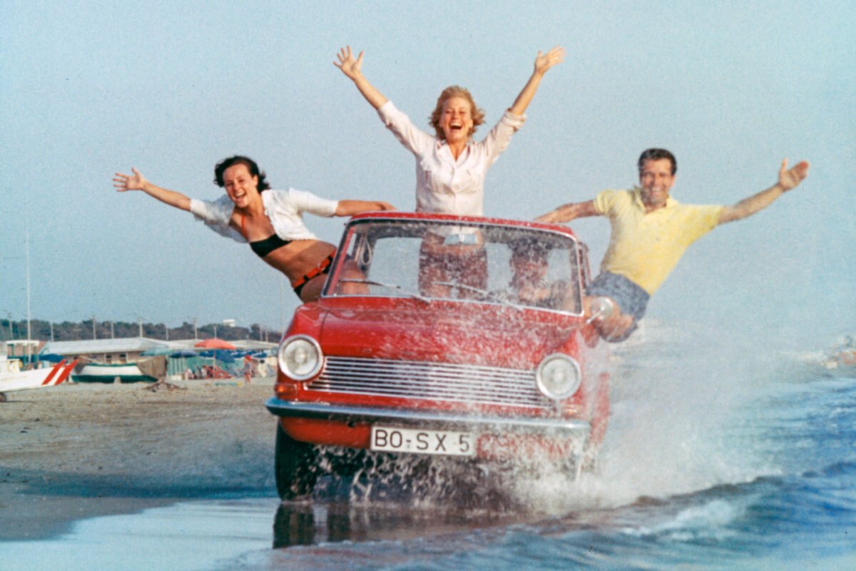 Imagen del Opel Kadett A 1962 exterior circulando por la orilla de la playa