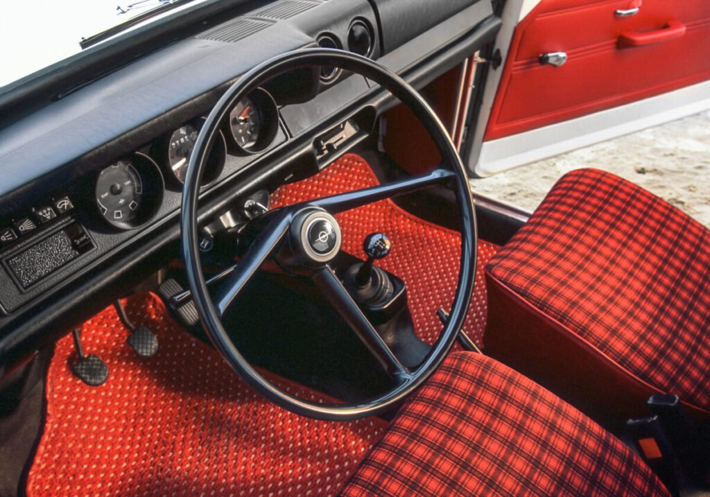 El coche que puso a rodar a un país: La legendaria saga del Opel Kadett Imagen del interior del Opel Kadett B de 1971 , con vistas asientos delanteros y salpicadero
