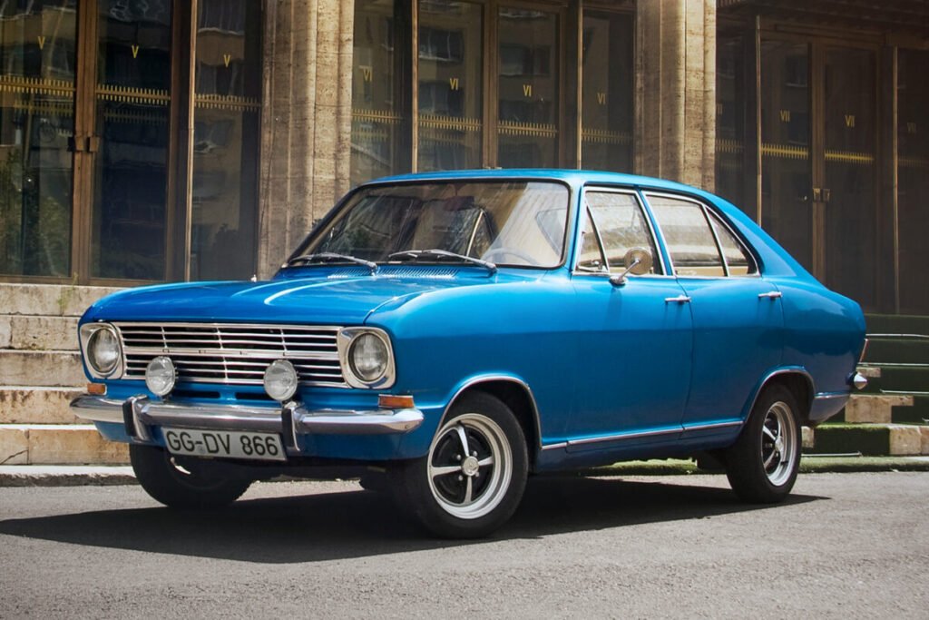 El coche que puso a rodar a un país: La legendaria saga del Opel Kadett Imagen del Opel Kadett B de 1965. Vista exterior del coche de color azul.