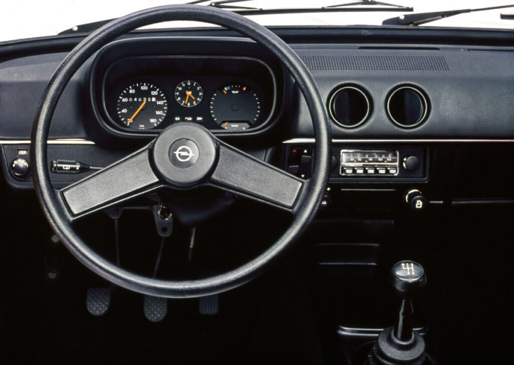 El coche que puso a rodar a un país: La legendaria saga del Opel Kadett Imagen del Opel Kadett C , interior salpicadero con vistas volante conductor