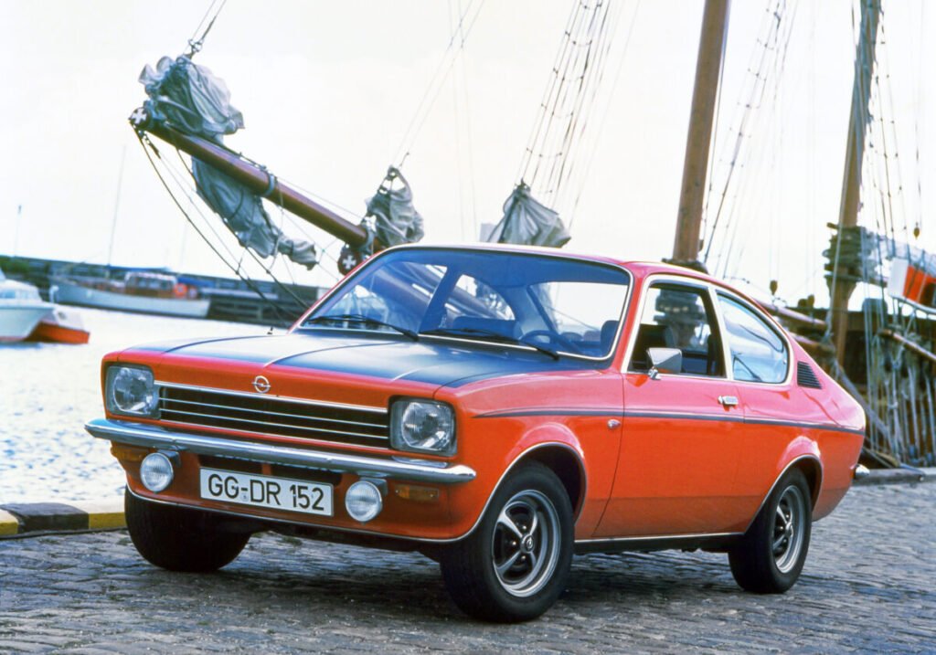 El coche que puso a rodar a un país: La legendaria saga del Opel Kadett Imagen del Opel Kadett SR de 1973 exterior de color rojo