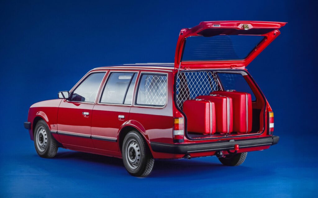 El coche que puso a rodar a un país: La legendaria saga del Opel Kadett Imagen del Opel Kadett D Caravan. Vista parte trasera con maletero abierto y maletas