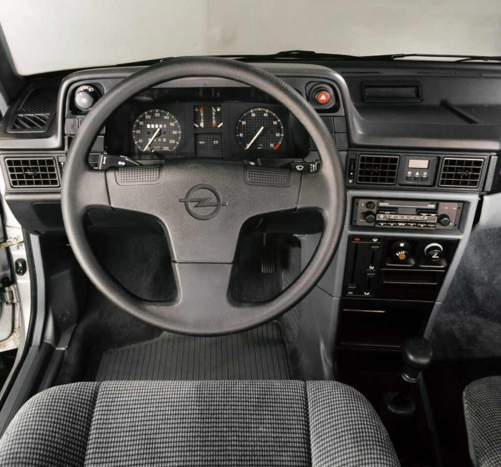 El coche que puso a rodar a un país: La legendaria saga del Opel Kadett El coche que puso a rodar a un país: La legendaria saga del Opel Kadett