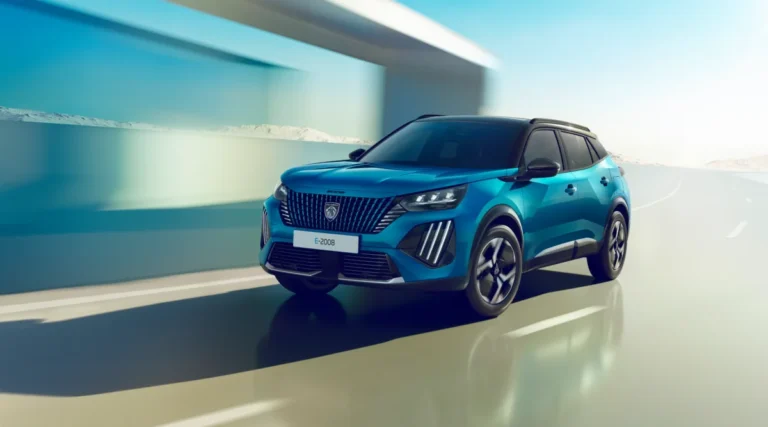 Imagen del Suv Peugeot E2008 vista del exterior coloz azul