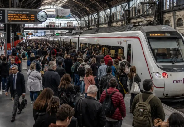 Recreación digital de una estración de tren de Renfe abarrotada de viajeros por la visita del Papa León XIV