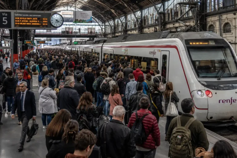 Recreación digital de una estración de tren de Renfe abarrotada de viajeros por la visita del Papa León XIV