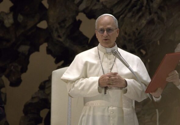 Imagen que muestra al papa León hablando frente a un micro.