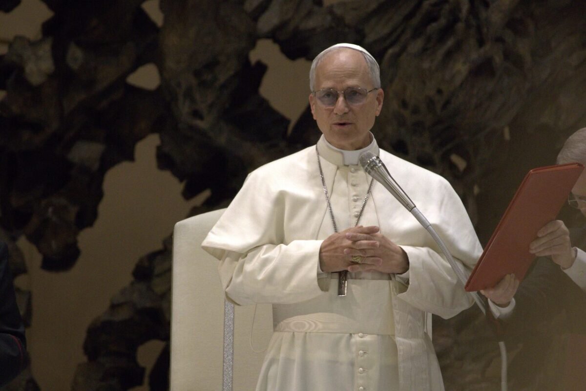 Dulces históricos y búnker de prensa: El despliegue de locura por el Papa León XIV Imagen que muestra al papa León hablando frente a un micro.